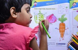 niños absorto en dibujo, explorador creatividad y expresando sí mismos en su Arte libro foto