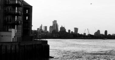 bajo ángulo panorámico ver de canario muelle central Londres ciudad con alto edificios, camino, personas a más costoso zona de Londres ciudad de Inglaterra Reino Unido. el imágenes estaba capturado en 08-junio-2023 foto