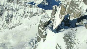 filmisch Antenne Aussicht von Schnee Berg Landschaft im Winter Jahreszeit video