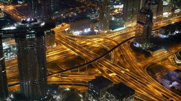 hora lapso de iluminado ciudad autopista con vista a prisa hora tráfico a noche video