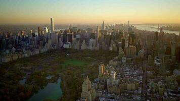 antenne visie van centraal park en de nieuw york stad horizon stadsgezicht video