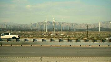 September 26, 2021. Palme Federn, Coachella Senke Kalifornien, vereinigt Zustände. Vorbeigehen Fahrzeuge auf das zwischenstaatlich Autobahn 10 und verlassen Bereich. video