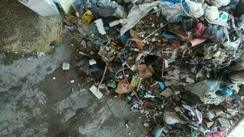 enorme pila de urbano basura dentro residuos clasificación instalaciones video