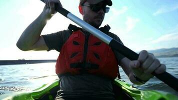 uomini paddling nel il kayak. estate sport acquatico tema. ricreativo kayak video