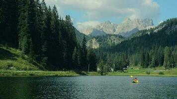 kajakken Aan meer misurina in Italiaans dolomieten. kayaker Aan de meer. video