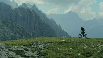 motociclista sosta su il panoramico vista punto per riposo e godere il momento con grande italiano dolomiti panoramico Visualizza. video