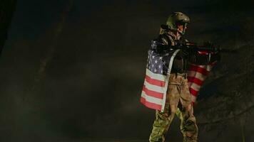 masculino americano soldado dentro cheio uniforme e com máquina arma de fogo segurando bandeira video