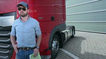juni 6, 2021. Krakau, minder Polen. gelukkig Kaukasisch vrachtauto bestuurder in zijn Jaren 30 video