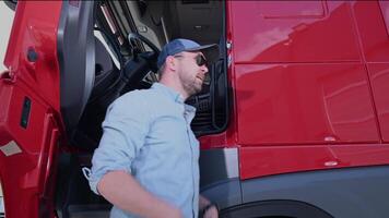 juin 6, 2021. Cracovie, moindre Pologne. commercial un camion chauffeur video