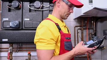 junio 1, 2021. cracovia, menor Polonia. profesional caucásico trabajador en su 40s mirando para gas fugas utilizando profesional detector video