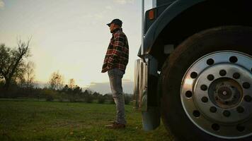 Trucker genießen schön Landschaft während sich ausruhen brechen video