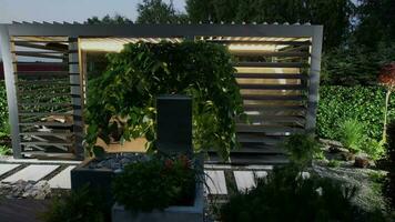 iluminado jardín cenadores con mecánico pared persianas aéreo video