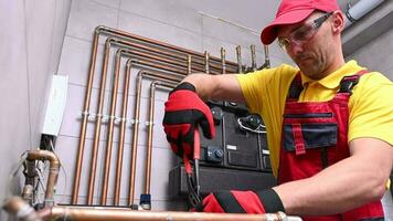professionnel HVAC ouvrier réparer gaz chauffe-eau video