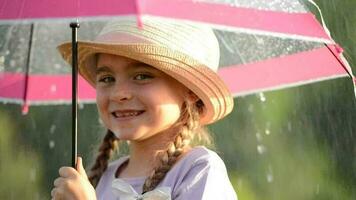 wenig Mädchen mit Regenschirm. Wetter Konzept video