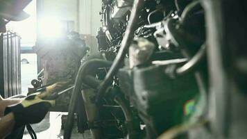 motor inspección y reparar en automotor taller. video