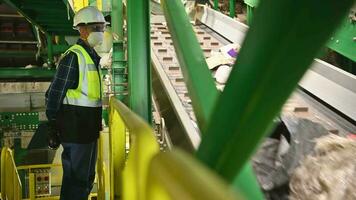 avfall återvinning anläggning chef utför sortering bearbeta kontrollera video