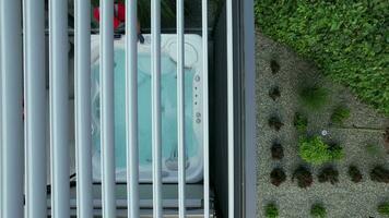 aereo Visualizza di moderno giardino riparo con terme caldo vasca video