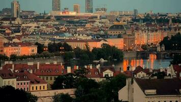 Stadt von Prag Panorama. Sommer- Abend im Prag video