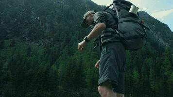 escursionista riposo su il panoramico montagna lago costa. video