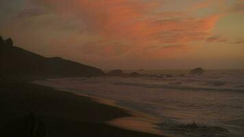 panoramico settentrionale California spiaggia tramonto vicino mezzaluna città, Stati Uniti d'America. video