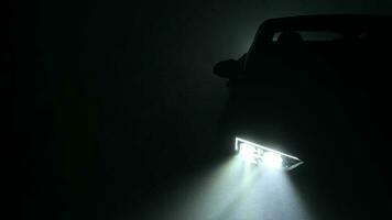 activo coche LED faros ejecutando en niebla video