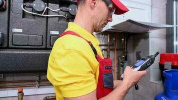 junio 1, 2021. cracovia, menor Polonia. trabajador mirando para gas fugas utilizando profesional detector video