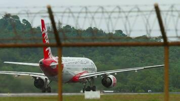 phuket, thailand november 26, 2017 - raer se av airasia flygbuss a320 med mobil app livré bok, klara av, kolla upp i tar av på phuket flygplats. turism och resa begrepp video