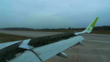 aile d'avion avec hydraulique ouverte en position aileron, atterrissage, spoilers relevés. volets en position d'atterrissage. les becs d'aile sont étendus pour le freinage lors de l'atterrissage à l'aéroport. video