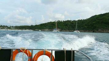 natuur van tropisch eilanden in de oceaan, golven en spatten, speedboot rijden video