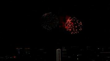 Feuerwerk Über Himmel beim das Nacht. Feuerwerk glücklich Neu Jahr Stadt video
