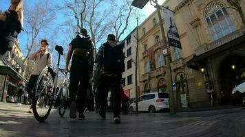 viagem cidade turista Barcelona Espanha las ramblas video