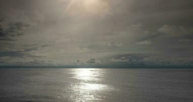 pôr do sol crepúsculo mar oceano água sereno calma lindo video