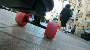 skateboard viaggio città turista Barcellona Spagna las Ramblas video