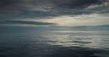 orageux de mauvaise humeur mer océan l'eau serein calme magnifique video