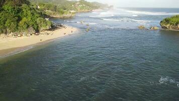 vista aérea de drones de vacaciones en la playa, indonesia. video