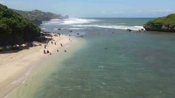 vista aerea del drone della vacanza in spiaggia, indonesia. video