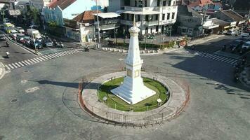 vue aérienne timelapse du monument tugu jogja ou yogyakarta, indonésie. video