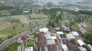 aéreo ver de posong pueblo a wonosobo con montaña alrededor eso video