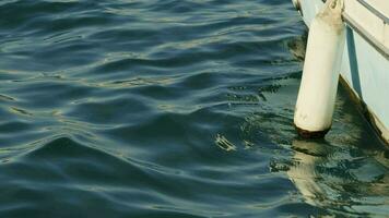 barca da pesca in acqua di mare video