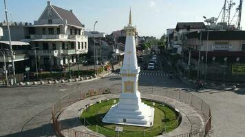 timelapse flygfoto över tugu jogja eller yogyakarta monument, Indonesien. video