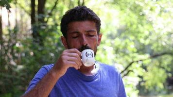 hombre Bebiendo café en naturaleza video