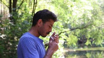 homme fumeur dans forêt video