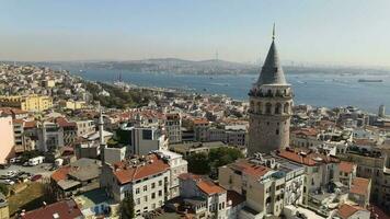 een hoog hoek visie van de stad van galata toren in Istanbul van kalkoen antenne dar overhead schot video
