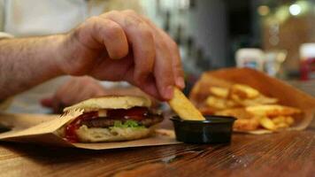 comiendo comida rápida hamburguesa frito francés papas fritas video