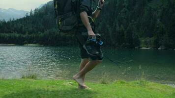 assunzione panoramico camminare su il bordo di il lago nel austriaco Alpi. video