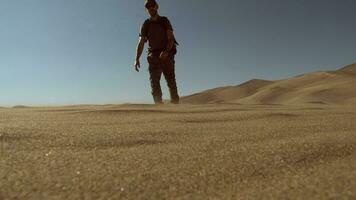 le sable dunes soufflant le sable proche en haut video