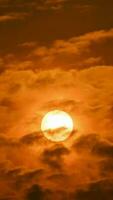 Zeitraffer eines dramatischen Sonnenaufgangs mit orangefarbenem Himmel an einem sonnigen Tag. video