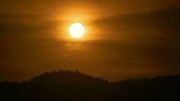 timelapse do pôr do sol dramático com céu laranja em um dia ensolarado. video