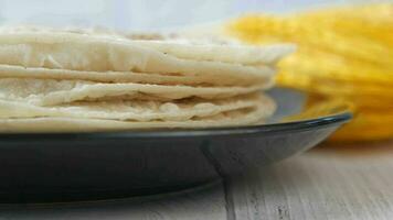 hausgemacht Roti Chapati auf Tabelle video