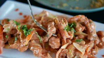 aan het eten cachou noot salade met vork Aan paté video